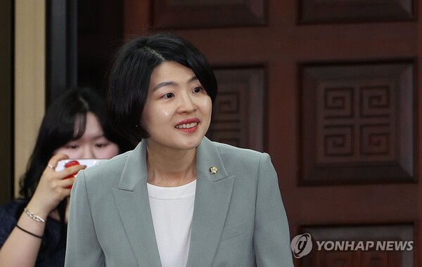 한지아 의원이 2024년 8월 5일 오후 국회에서 열린 의원총회에 참석하고 있다. /연합뉴스