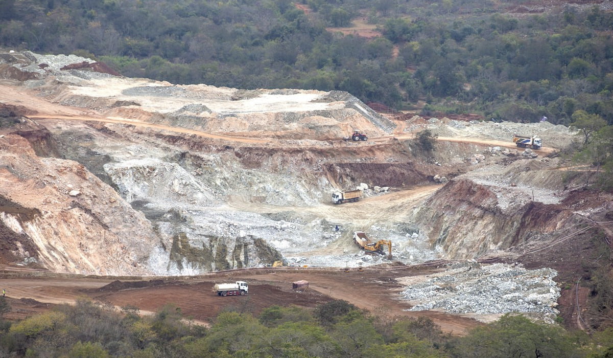 리튬은 석유에 버금 가는 가치를 지녔다는 뜻에서 ‘하얀 석유’로도 불린다. 사진은 리튬이 포함된 암석을 채취하는 광산 전경 /연합뉴스