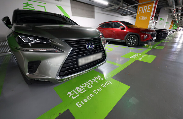 서울 시내의 한 대형쇼핑몰 내 친환경 자동차 전용 주차구역에 하이브리드 차량이 주차돼 있다. /연합뉴스