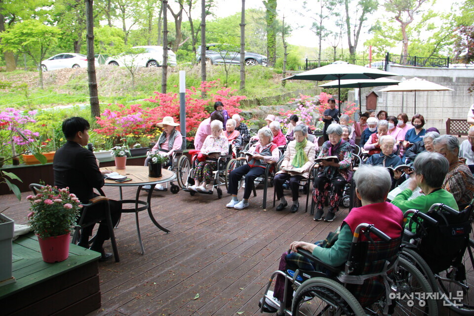 영락노인전문요양원이 어르신을 모시고 프로그램을 진행하고 있다. /여성경제신문, 영락노인전문요양원