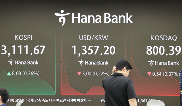 25일 서울 중구 하나은행 본점 딜링룸에서 직원들이 업무를 보고 있다. 이날 코스피는 전장보다 24.15포인트(0.78%) 오른 3127.79로 시작했다. /연합뉴스