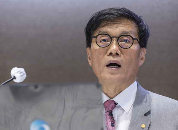 이창용 한국은행 총재가 지난 18일 서울 중구 한국은행 별관에서 '가공식품, 주거비 등 생활물가 평가와 향후 주요물가 동인 점검'을 주제로 열린 2025 상반기 물가 설명회에 참석해 물가 상승 요인에 대해 설명하고 있다. /연합뉴스 