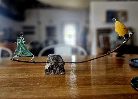 교통사고로 깨진 콘크리트 조각으로 만든 ‘부부'라는 ESG 작품 /한익종