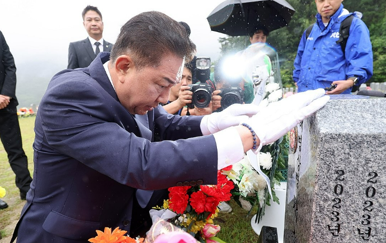 김병기 더불어민주당 대표 직무대행 겸 원내대표가 25일 오후 국립대전현충원에 안장된 채 모 상병 묘역을 찾아 참배하고 있다. /연합뉴스