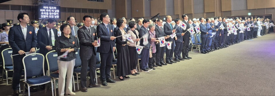25일 오전 10시 대전컨벤션센터 그랜드볼룸에서 열린 6.25전쟁 75주년 행사에서 방문자들이 일어서 있다. /김민 기자