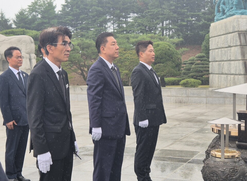 김 원내대표는 기념식 행사 후 국립대전현충원 현충탑으로 가 참배했다. /김민 기자