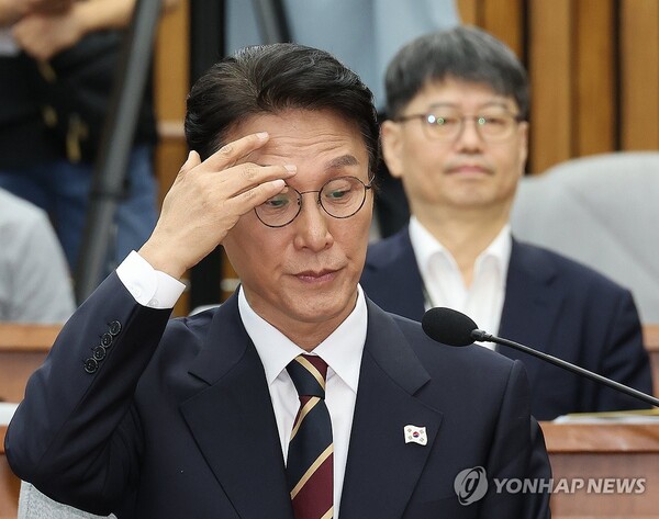 김민석 국무총리 후보자가 25일 서울 여의도 국회에서 열린 인사청문회에 출석해 이마를 만지고 있다. /연합뉴스