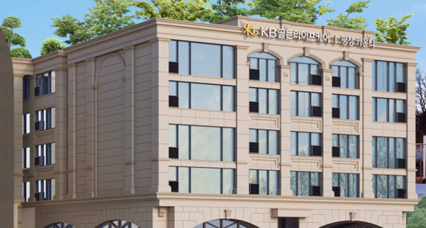 KB라이프와 신한라이프가 요양사업 자회사인 KB골든라이프케어·신한라이프케어에 공격적인 투자를 단행하면서 시장 선점에 나서는 모양새다. 사진은 KB골든라이프케어 평창카운티 외관. /KB골든라이프케어