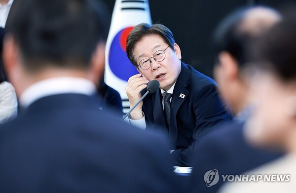 이재명 대통령이 25일 광주광역시 국립아시아문화전당에서 '광주시민·전남도민 타운홀미팅'을 하고 있다. /연합뉴스