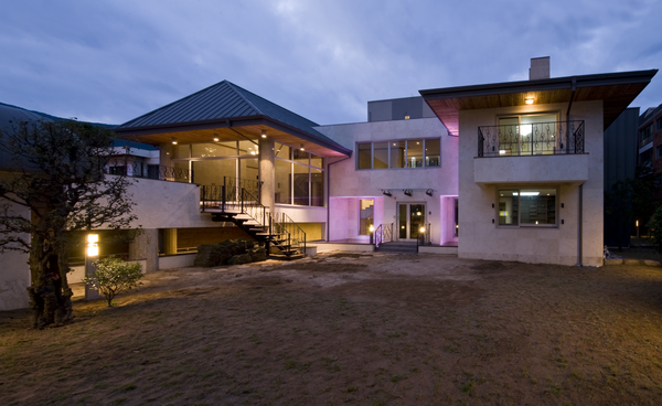 필자 설계 단독주택 부산 소재 이입재, 준공 후 16년 차지만 경사지붕에 깊은 처마 덕분으로 지금도 유지 관리에 부담 없이 지어진 그 상태로 유지되고 있다. /김정관