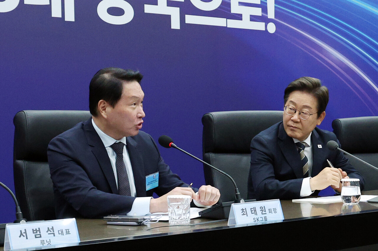 이재명 대통령이 20일 울산전시컨벤션센터에서 열린 인공지능(AI) 글로벌 협력 기업 간담회에서 최태원 SK그룹 회장의 발언을 듣고 있다. /연합뉴스