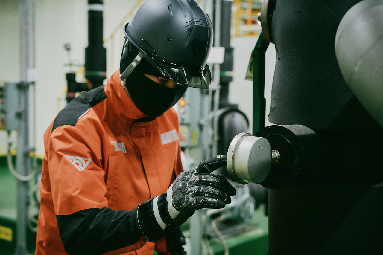 볼디스트의 방염복을 입고 근무하는 코오롱인더스트리 구미공장 직원 /코오롱FnC