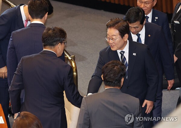 이재명 대통령이 26일 국회 본회의장에서 추가경정예산 시정연설을 마친 뒤 국민의힘 권성동 의원과 악수하고 있다. /연합뉴스