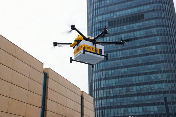 중국에서 드론 배달이 일상화되며 외식과 소형 물류 시장의 배송 지형이 빠르게 변화하고 있다. /바이두