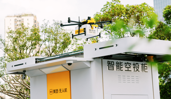 메이퇀 배송 드론이 전용 배달 기기에 착륙하고 있다. /바이두