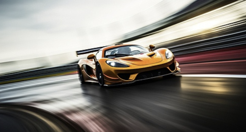 전기차는 내연기관차와 달리 출발 순간부터 높은 토크로 급출발·급감속 특성을 지녀 승차감을 해치고 멀미를 유발한다. 제로백은 매니아에겐 매력적이나 탑승객엔 단점이며, 다단 변속기 개발 등이 대안으로 주목된다. /게티이미지뱅크