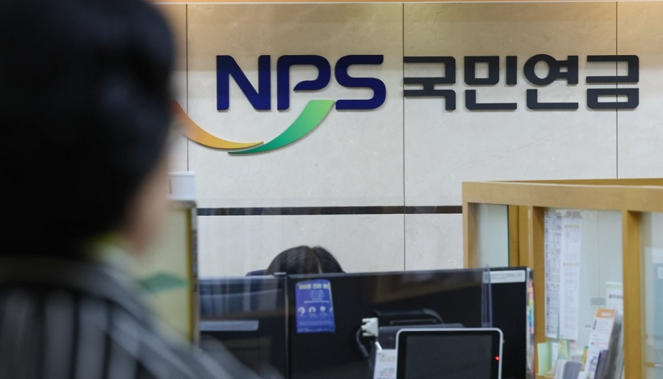 국민연금공단이 연금 수급자를 위한 노인복지주택 사업을 검토 중이다. 입주 시 월세·식비·돌봄비를 연금에서 자동 공제하는 방식이며, 기존 시설을 매입·임차해 운영할 전망이다. /연합뉴스