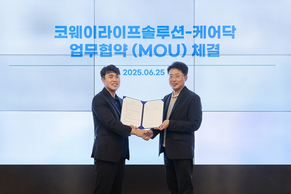 지난 25일 서울 구로구 지타워 코웨이라이프솔루션 본사에서 열린 협약식에서 김명곤 코웨이라이프솔루션 대표이사(오른쪽)와 박재병 케어닥 대표이사(왼쪽)가 기념 촬영을 하고 있다. /코웨이