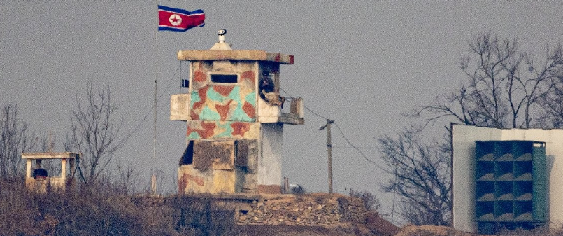 김정일 북한 국방위원장의 생일인 지난 2월 16일 경기도 파주 오두산통일전망대에서 바라본 북한군 초소 옆에 대남방송 확성기가 보인다. /연합뉴스