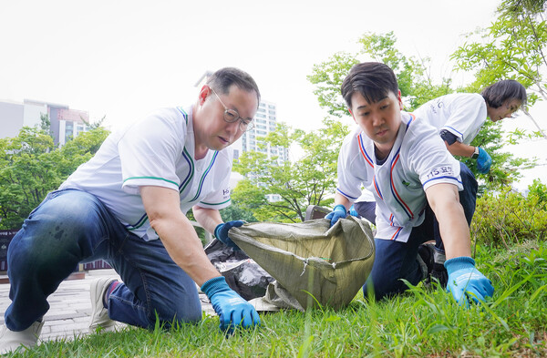 26일 HS효성 조현상 HS효성 부회장(왼쪽)이 창립 1주년을 맞이하여 서울 서초구 서래공원에서 ‘HS효성 가치또같이 봉사단’ 발대식을 열고 환경정화활동을 진행했다. /HS효성
