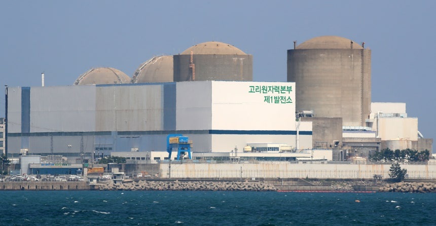 부산 기장군 장안읍 고리 1호기(오른쪽 첫 번째) /산업통상자원부