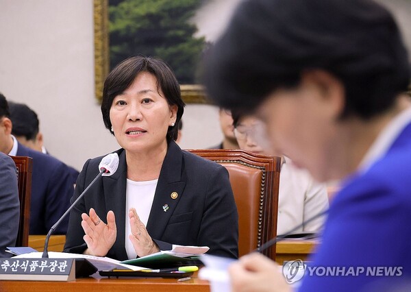 이재명 정부에서 유임된 송미령 농림축산식품부 장관이 26일 국회에서 열린 농림축산식품해양수산위원회 전체회의에서 의원 질의에 답변하고 있다. /연합뉴스