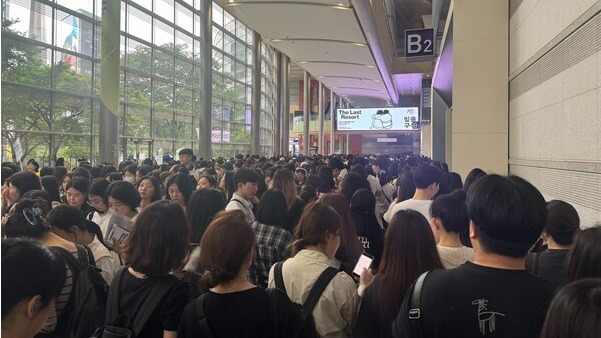 입장은 10시부터 시작이지만 9시에 도착해 대기 줄에 섰다. /최영은 기자