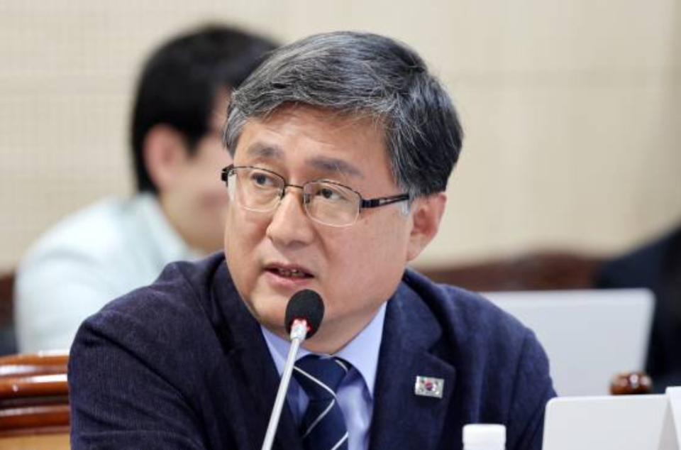 지난해 10월 김성환 더불어민주당 의원이 전남 나주시 한국전력공사 본사에서 열린 산업통산자원중소벤처기업위원회 국정감사에서 질의하고 있다. /연합뉴스