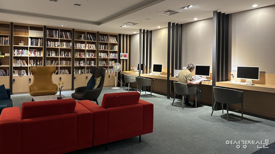 사이언스빌리지 연구도서관에서 한 입주자가 신문을 읽고 있다. /김정수 기자