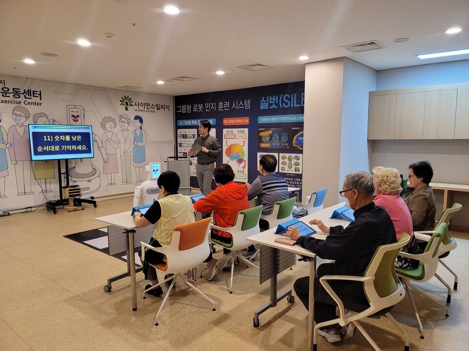 사이언스빌리지는 시설 운영 초기부터 자체 프로그램으로 인지 강화와 치매 예방을 위한 로봇두뇌운동, 건강과 친교 활동을 위한 정서적 프로그램인 도란도란프로그램 등을 실시하고 있다. 사진은 로봇두뇌운동 프로그램을 진행하는 모습이다. /사이언스빌리지