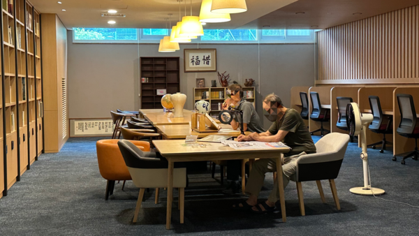 대전 사이언스빌리지 연구도서관. 입주자 기증 도서와 신간 교양서 등으로 구성돼 자체 연구와 강연자료 작성에도 활용되고 있다. 사진은 지난 24일 점심시간에 입주자들이 독서 등을 하는 모습이다. /김정수 기자