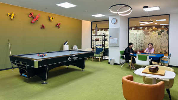 포켓볼 게임장에서 입주자들이 게임하고 있다. /김정수 기자