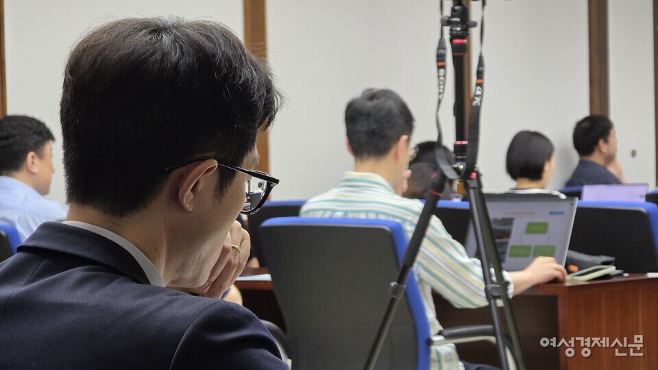 30일 국회도서관 소회의실에서 진행된 '초고령사회 대한민국, 실버타운이 미래다'에 참여한 참석자가 발제자 발표를 듣고 있다. /김현우 기자