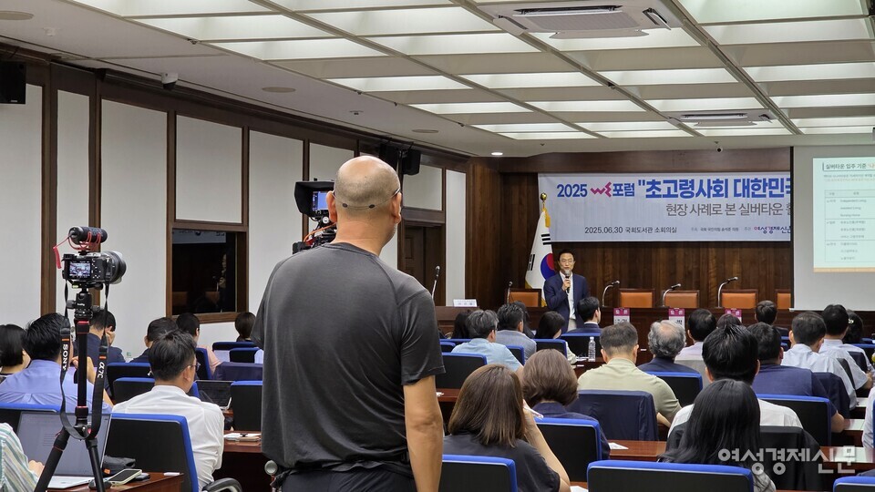 30일 국회도서관 소회의실에서 진행된 '초고령사회 대한민국, 실버타운이 미래다' 토론회를 취재하고 있는 방송사. /김현우 기자