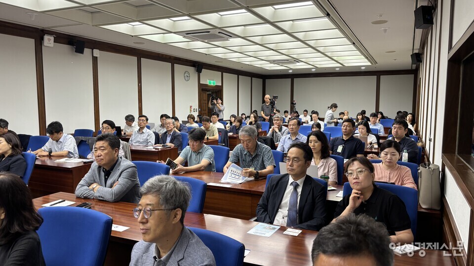 30일 국회도서관 소회의실에서 진행된 '초고령사회 대한민국, 실버타운이 미래다' 토론회에 참석한 참석자들이 발제자 발표에 집중하고 있다. /김성하 기자
