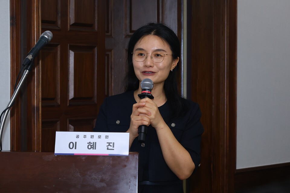 이혜진 공주원로원 원장이 토론회에서 발표를 하고 있다. 그는 복합 운영의 장점을 강조했다. /류빈 기자