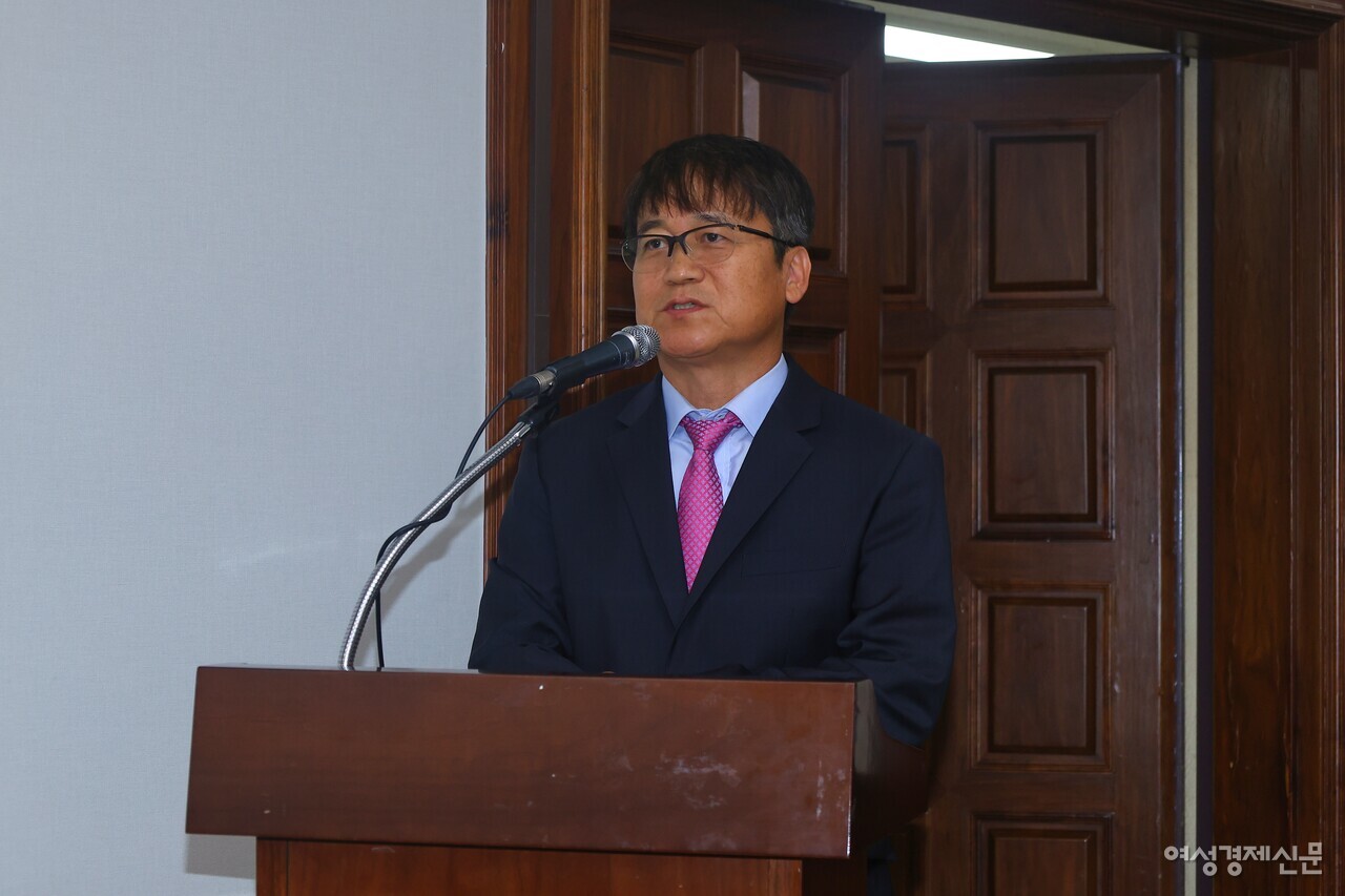 정경민 여성경제신문 대표가 개회사를 하고 있다. /류빈 기자