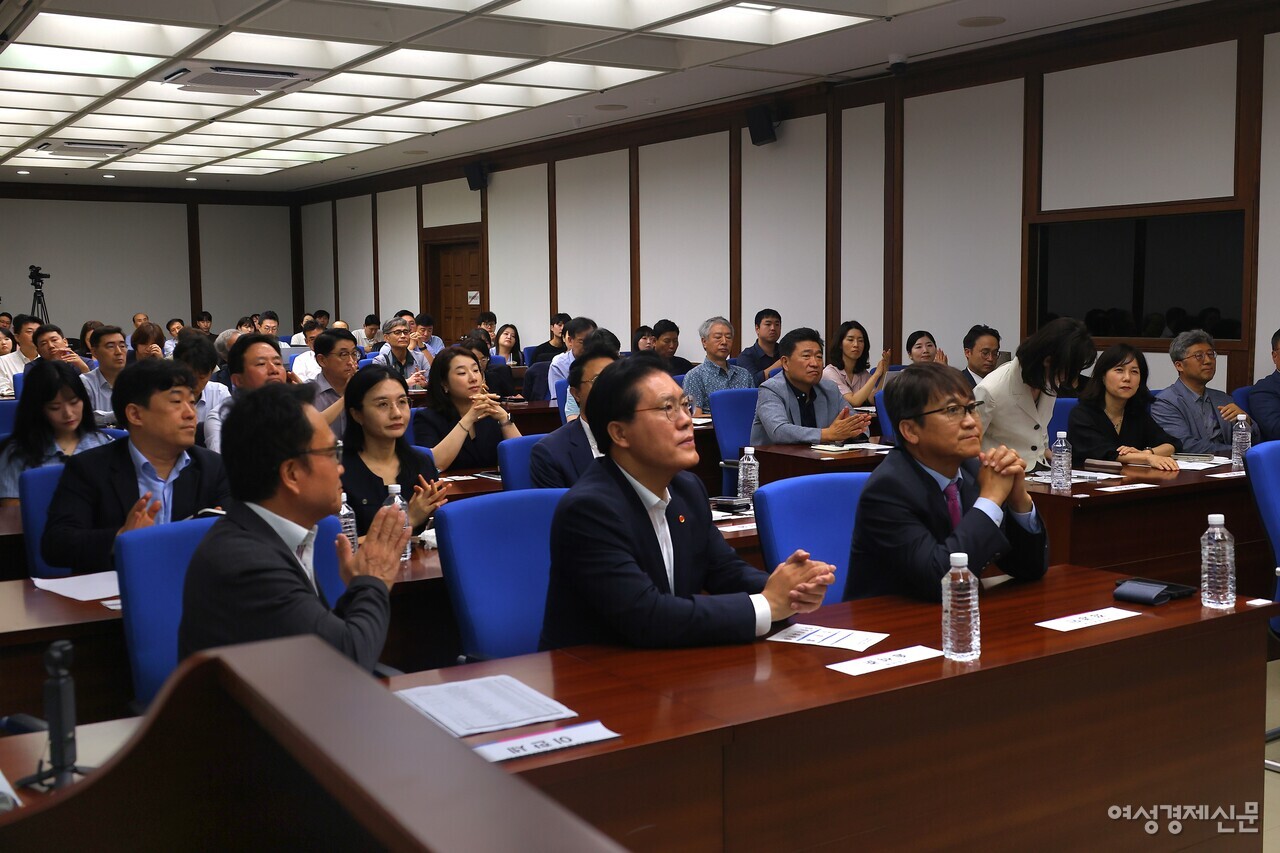 토론회에 참석한 내외빈들/류빈 기자