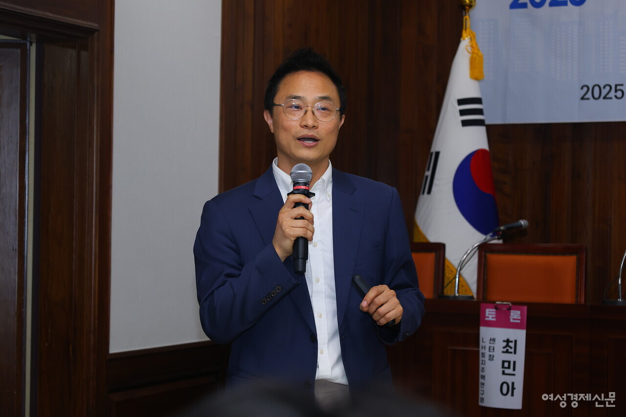 이선엽 케어오퍼레이션 부대표가 토론회에서 발표하고 있다. /류빈 기자