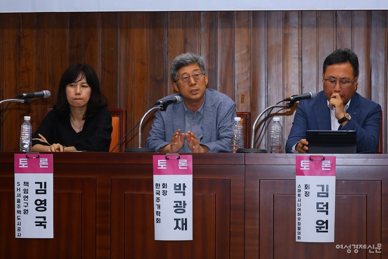 종합 토론에서 박광재 한국주거학회 회장이 발언하고 있다. /류빈 기자 