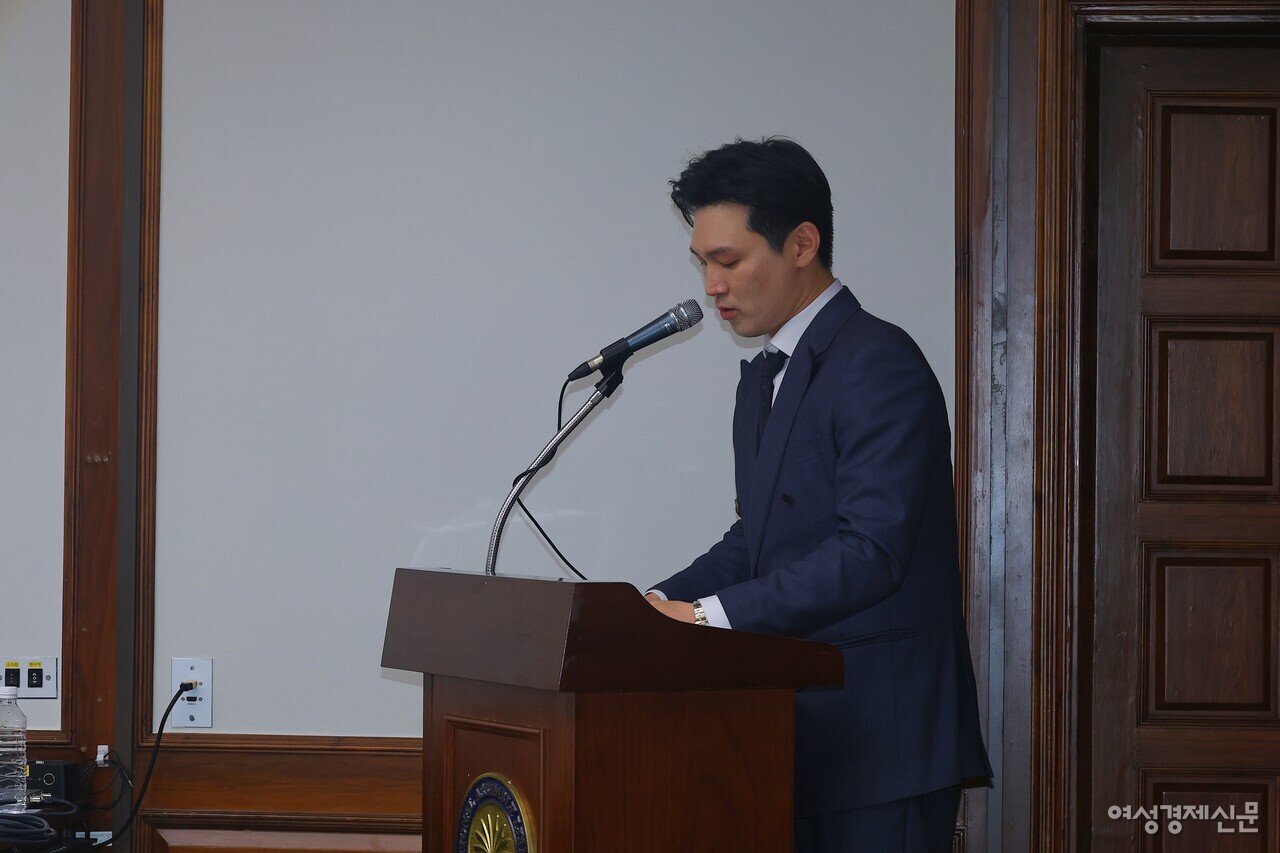 권혁주 아나운서가 토론회에서 사회를 맡고 있다. /류빈 기자