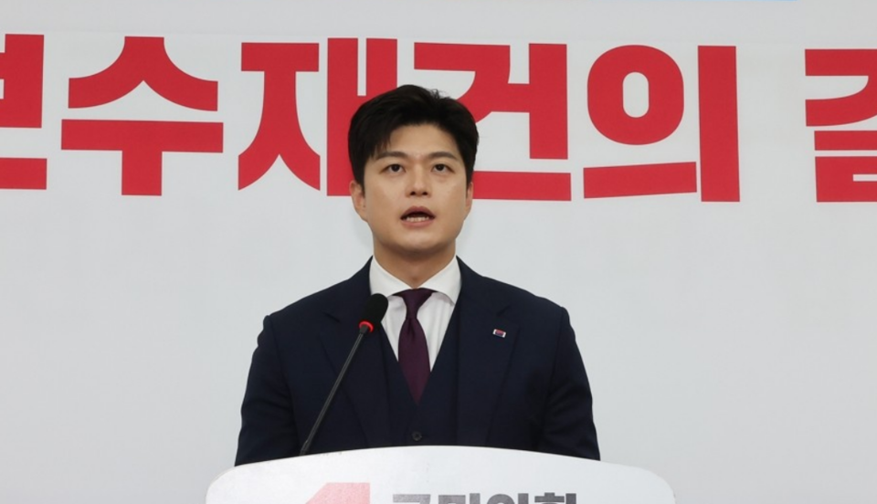 김용태 국민의힘 비상대책위원장이 30일 서울 여의도 국회에서 퇴임 기자회견을 하고 있다. 기자회견의 이름은 보수 재건의 길이다. /연합뉴스