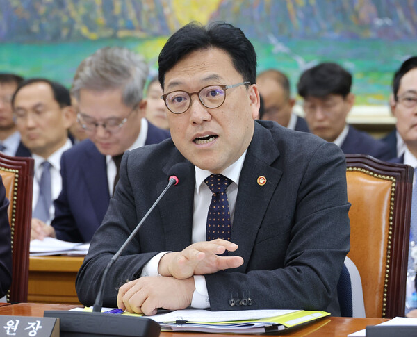 김병환 금융위원장이 정부가 주택담보대출 최대 한도를 6억원으로 제한한 것과 관련해 빚을 내 고가 아파트를 사는 것은 막아야겠다고 판단했다는 입장을 밝혔다. /연합뉴스