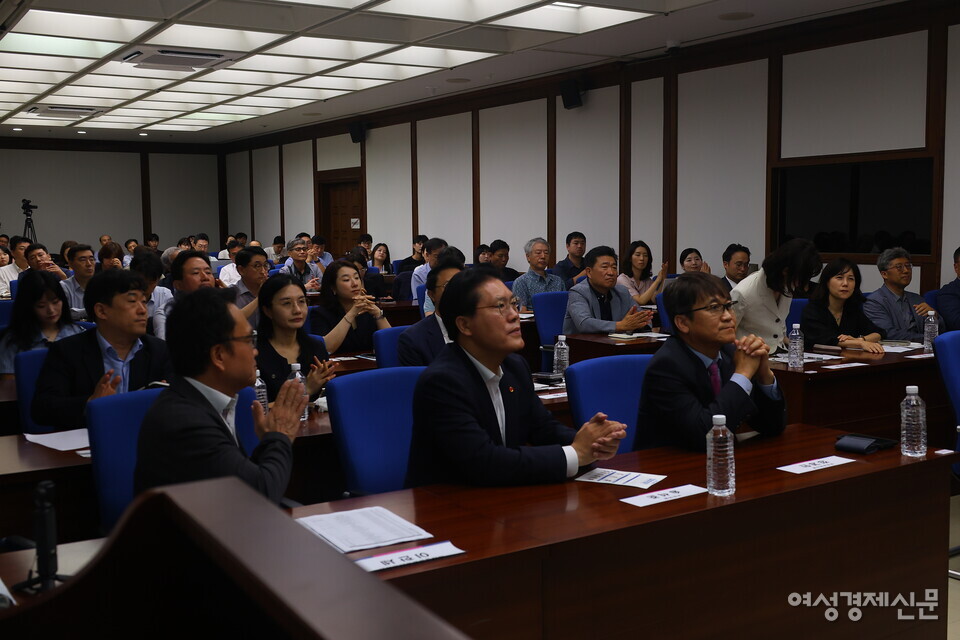 30일 국회도서관 소회의실에서 열린 ‘초고령사회 대한민국, 실버타운이 미래다’ 정책 토론회에서 전문가들은 실버타운 공급을 넘어 ‘어떻게 머물 수 있게 할 것인가’에 주목해야 한다고 입을 모았다. /류빈 기자