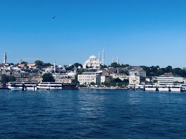 부조리의 소설가 카프카가 현실의 부조리를 다시 비틀어 미래를 말했습니다. "실로 다행스러운 것은 이야말로 다시없는 정말 굉장한 여행이란 것이다.” 이 글을 쓰는 지금 저는 돌연하게 튀르키예의 이스탄불에서 깨 빵을 나눠 먹었던 보스포루스(Bosporus) 바다의 갈매기를 다시 만나러 떠나는 비행기 좌석에 앉았습니다. /사진=최익준 (이스탄불 보스포루스 해협 선상에서 찍은 사진)