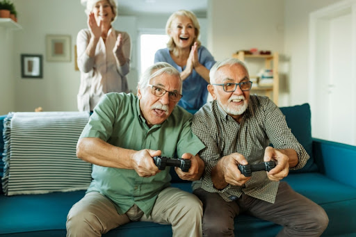 현행법상 실버타운 입주 자격은 60세 이상 노인과 24세 미만 자녀로 제한돼 가족 동반 입주가 불가능하다. 이를 개선해 55세 이상 및 자녀 동반 입주를 허용하면 민간 투자 활성화, 복지비용 절감, 가족 삶의 질 향상 등 사회 전반에 긍정적 효과를 낼 수 있다. /게티이미지뱅크