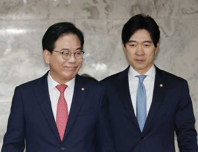 송언석 국민의힘 원내대표(왼쪽)와 박성훈 원내대변인이 지난달 30일 국회에서 열린 김민석 국무총리 후보자 국민청문회에 참석하고 있다. /연합뉴스