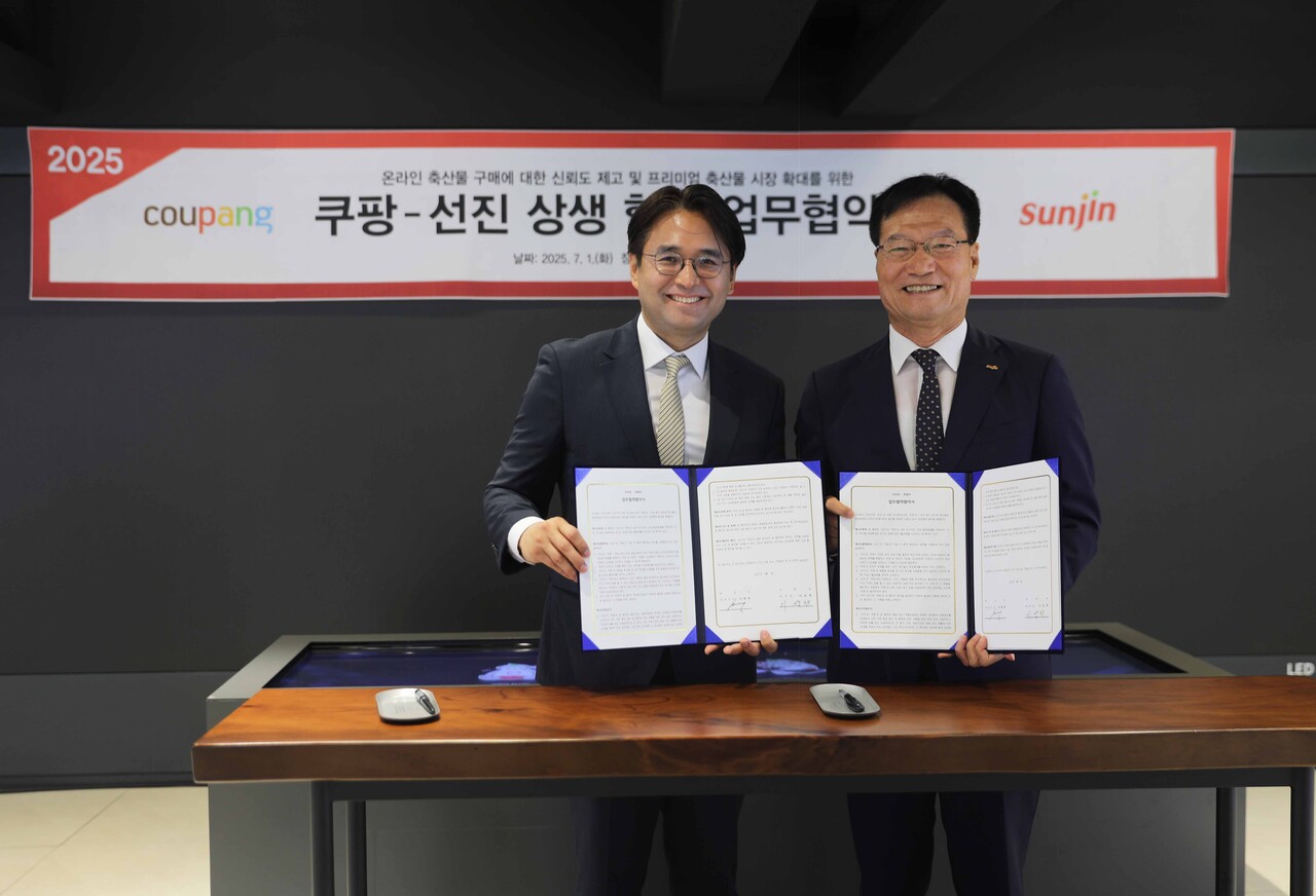 (왼쪽부터) 이성한 로켓프레시 본부장, 이범권 선진 총괄사장이 협약식 후 기념 촬영을 하고 있다. /쿠팡