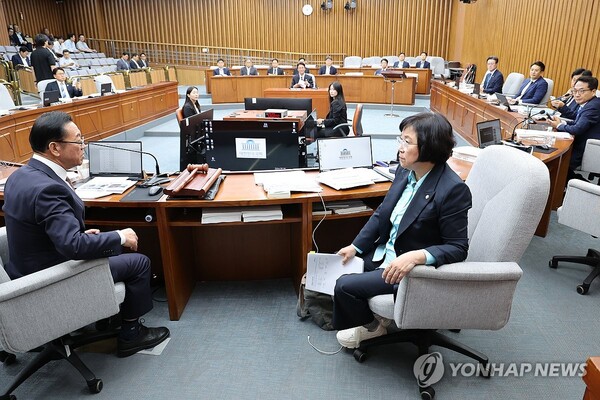 6월 25일 서울 국회에서 열린 김민석 국무총리 후보자 인사청문회에서 국민의힘 소속 이종배 위원장과 여당 간사인 더불어민주당 김현 의원이 청문회 속개 시간 등과 관련해 대화하고 있다. /연합뉴스