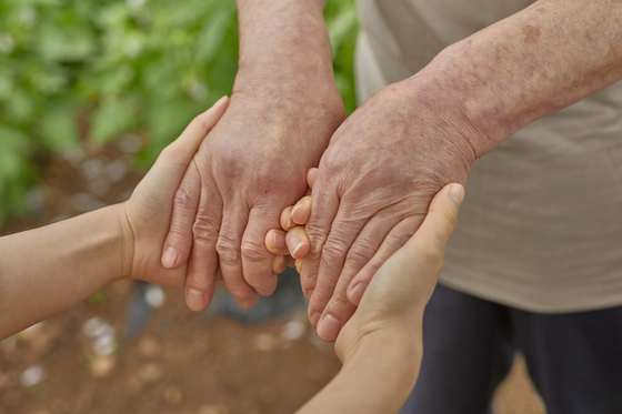현행 노인복지법은 실버타운 입주 자격을 60세 이상 노인으로 제한해 자녀와의 동반 거주가 사실상 불가능하다. 가족 단위 주거 수요가 늘면서 입주 연령 제한 완화와 제도 개선 요구가 커지고 있다. /게티이미지뱅크